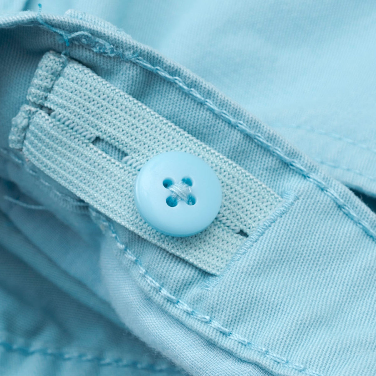Pool Blue cropped pants, two front and back pockets. Adjustable button on the inner lining. Button and zipper front fastening. Poney logo embroidered