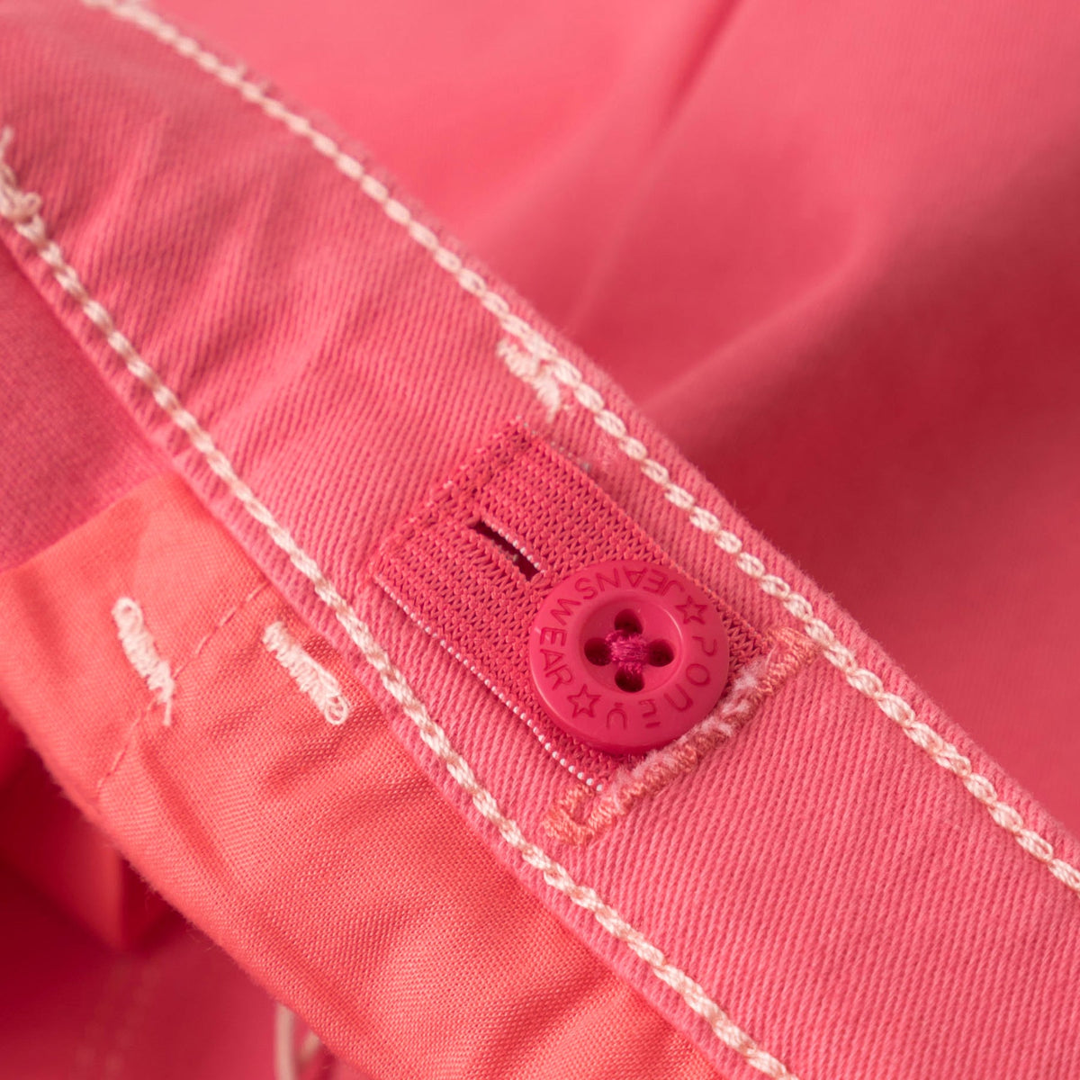 Pastel light and dark pink chinos, zipper/button fastening, pockets at the front and back, embroidered poney logo. Waist adjustment button also included. 