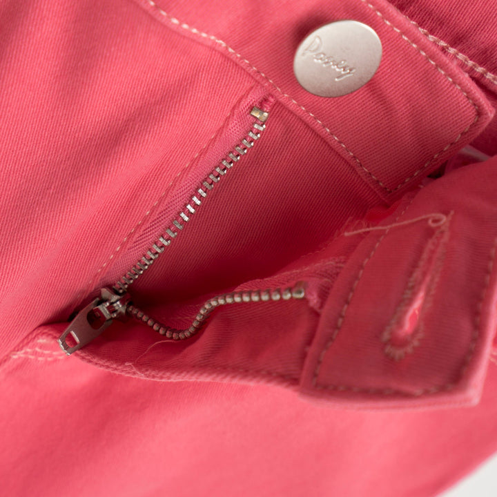 Pastel light and dark pink chinos, zipper/button fastening, pockets at the front and back, embroidered poney logo. Waist adjustment button also included. 