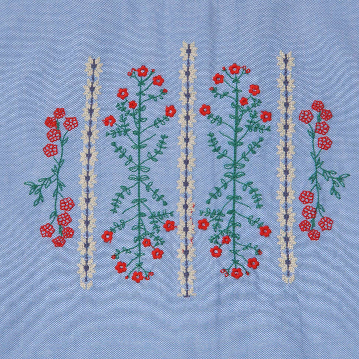 Cropped blue, short sleeves blouse, floral embroidery in the centre. Back fastened by buttons. 