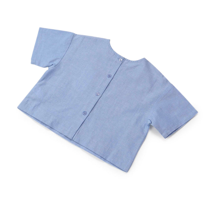 Cropped blue, short sleeves blouse, floral embroidery in the centre. Back fastened by buttons. 