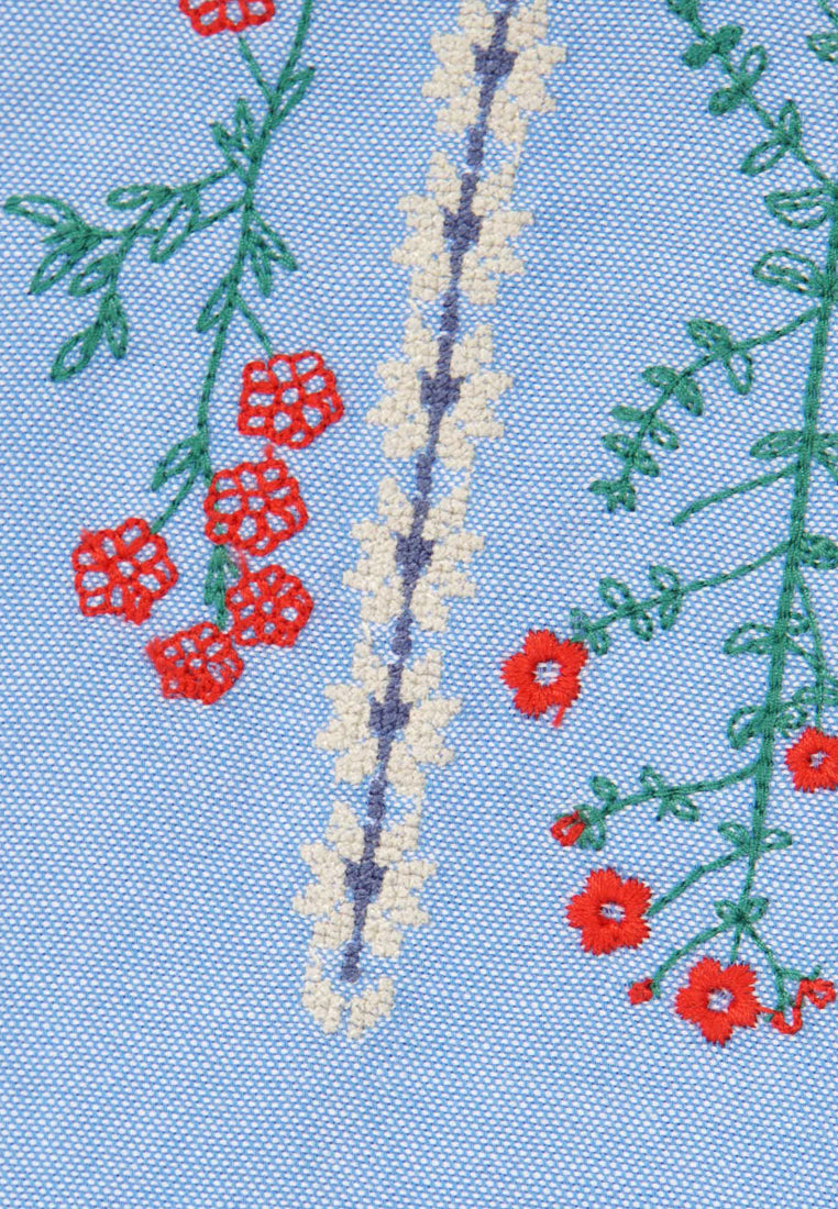 Cropped blue, short sleeves blouse, floral embroidery in the centre. Back fastened by buttons. 