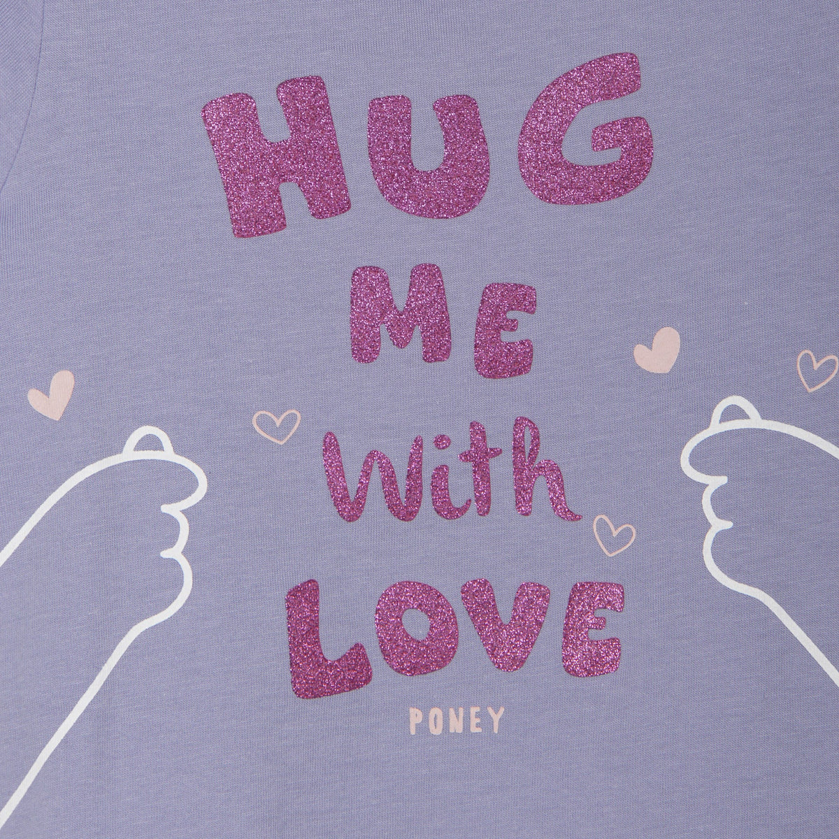Purple "hug me with love" t-shirt with a buttoned nape. 