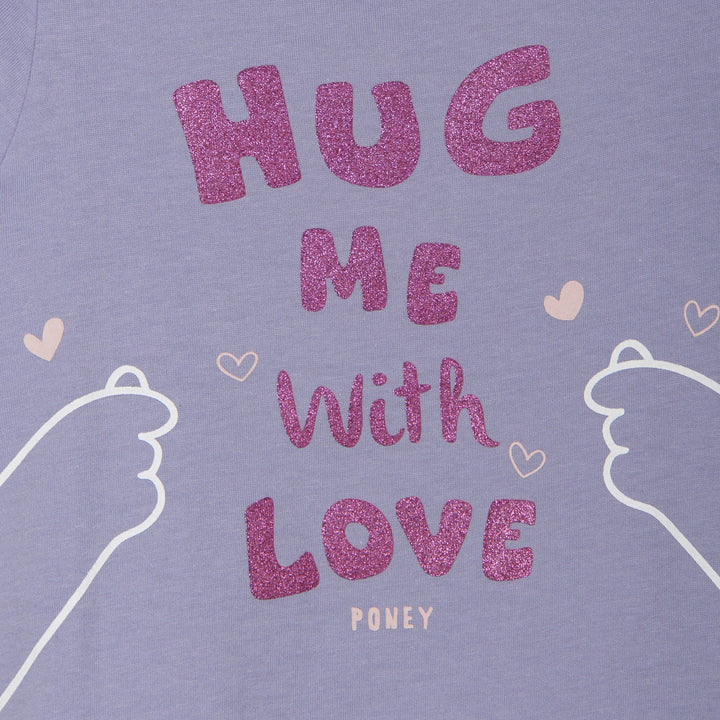 Purple "hug me with love" t-shirt with a buttoned nape. 