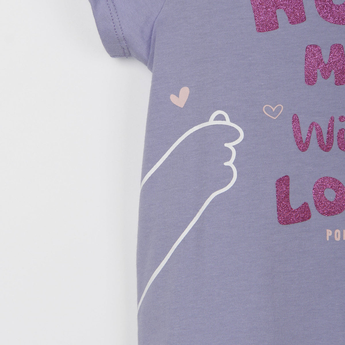 Purple "hug me with love" t-shirt with a buttoned nape. 