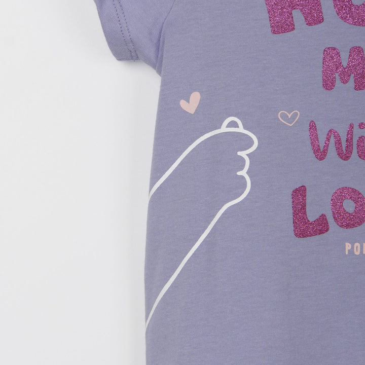 Purple "hug me with love" t-shirt with a buttoned nape. 