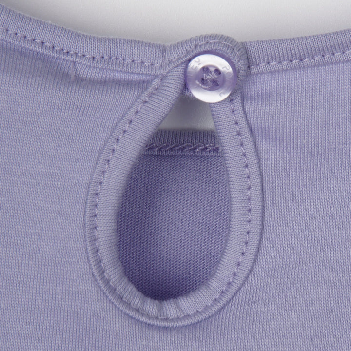 Purple "hug me with love" t-shirt with a buttoned nape. 
