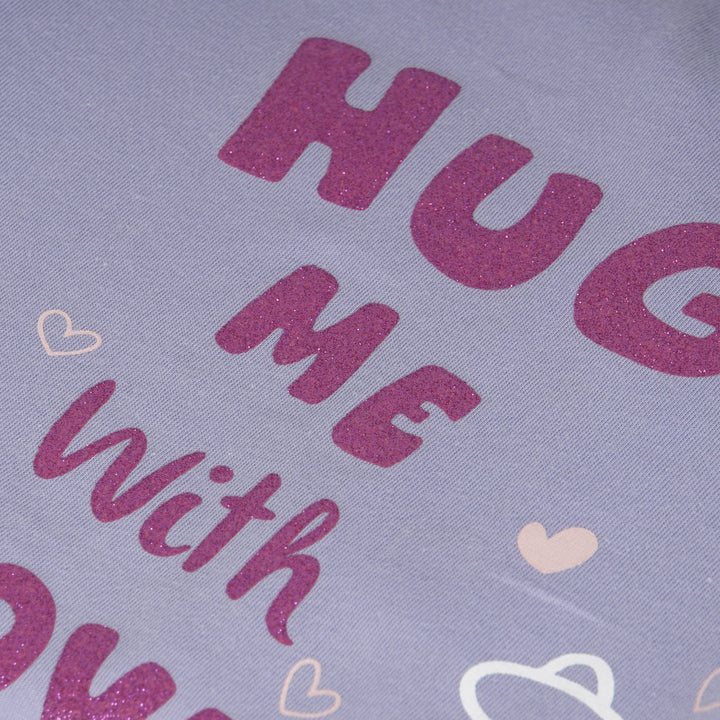 Purple "hug me with love" t-shirt with a buttoned nape. 