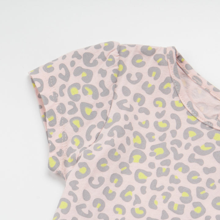 Pink cheetah print top, short sleeve and a buttoned nape.