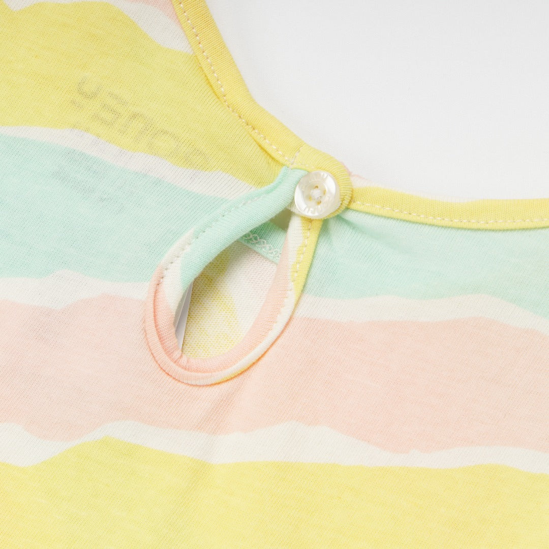 Multi-color t-shirt, short sleeve, buttoned nape. 