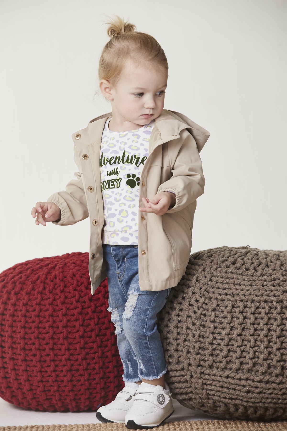 Hooded Light khaki jacket, two front pockets, golden snap buttons at the front. Elasticated cuffs.