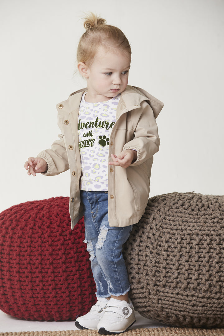 Hooded Light khaki jacket, two front pockets, golden snap buttons at the front. Elasticated cuffs.